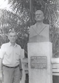 Allyrio Jordão de Abreu, filho do fundador, ao lado do monumento erguido ao pioneiro no recinto da antiga Exposição Nacional, em Cordeiro (RJ)