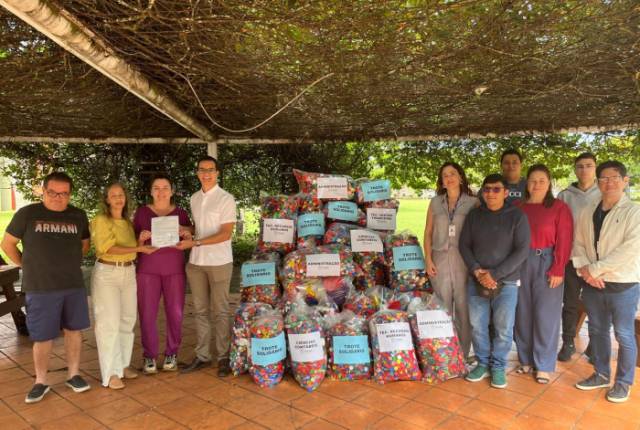 Trote solidário: alunos dos cursos de Gestão da Uniube arrecadam 250 quilos de tampas plásticas para ONG de combate ao câncer