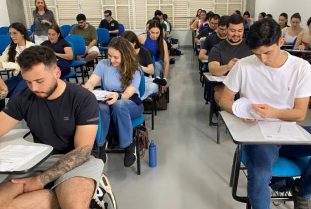 Alunos de Medicina da Uniube fazem simulado de treinamento para o Enamed 2025