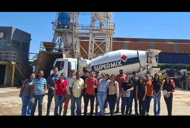 Alunos da Uniube Uberlândia participam de visita técnica à concreteira Supermix