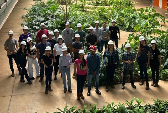 Estudantes de Engenharia Civil da Uniube Uberlândia realizam visita técnica para estudar estrutura metálica